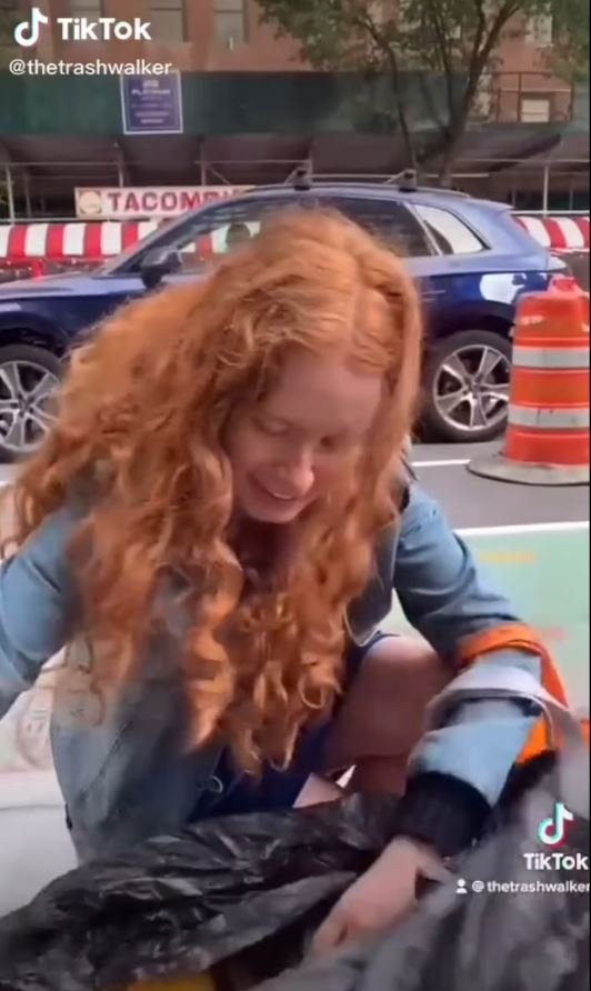 Η Αννα Σακς ψάχνοντας σκουπίδια