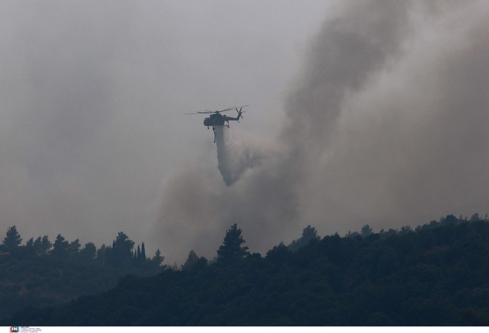 Εναέρια μέσα επιχειρούν στις αναζωπυρώσεις στις φωτιές στην Αρκαδία / Φωτογραφία: ΚΑΠΑΝΤΑΗΣ ΔΗΜΗΤΡΗΣ