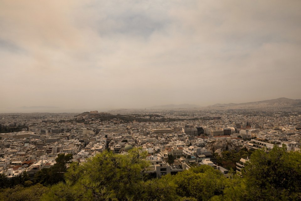 Σύννεφο καπνού σκεπάζει την Αθήνα/ Φωτογραφία: Εurokinissi