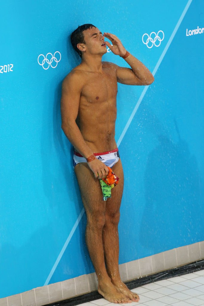 Ο αθλητής της Μ.Βρετανίας Tom Daley κάνει ντους μεταξύ των καταδύσεών του
