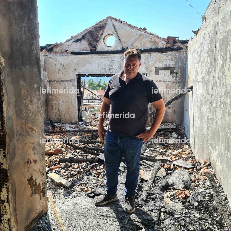 Ο Δημήτρης Κυρανάκης μέσα σε ό,τι έμεινε από το σπίτι του 