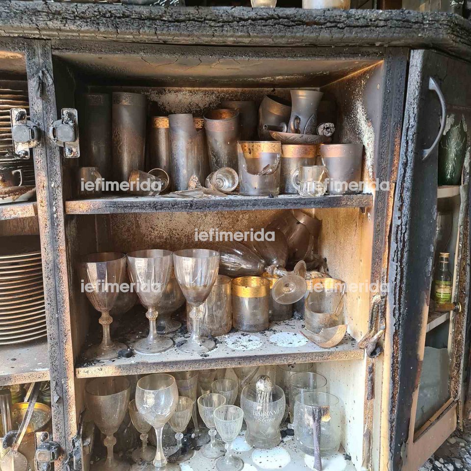 Σπασμένα πιάτα και φλυτζάνια, μαυρισμένα μαχαιροπήρουνα