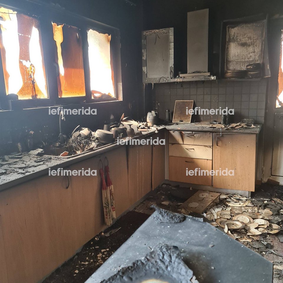 Εικόνα καταστροφής σε σπίτι από το πέρασμα της φωτιάς