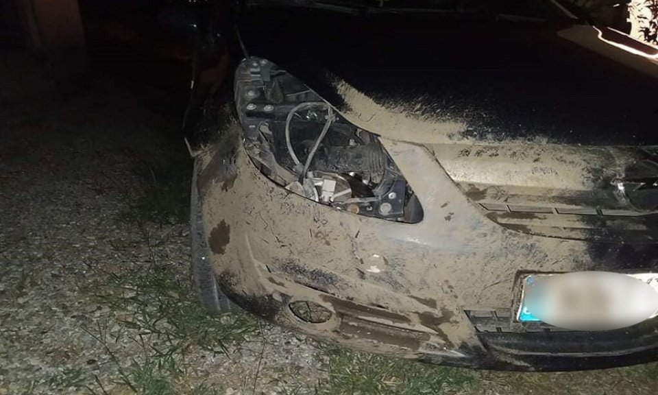 αυτοκίνητο λάσπη τρακαρισμένο