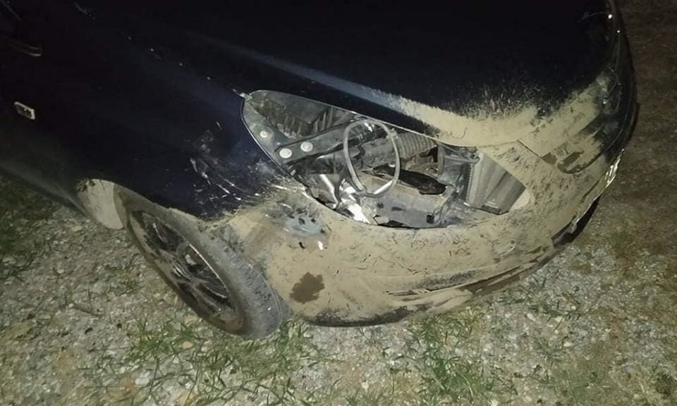 αυτοκίνητο λάσπη τρακαρισμένο