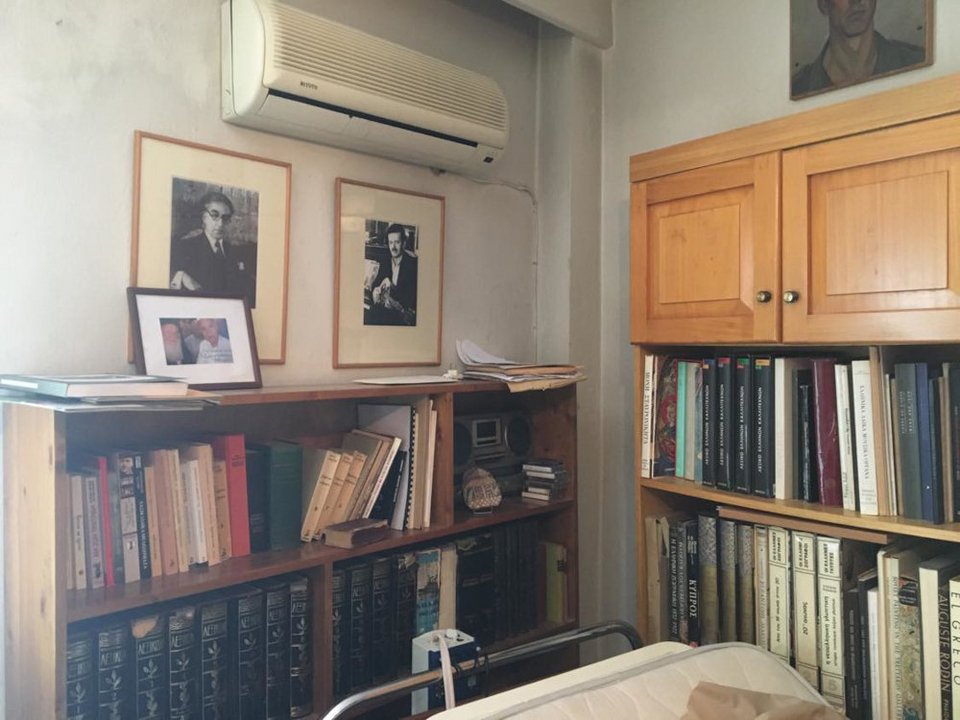 Βιβλιοθήκη και πίνακες στο διαμέρισμα του Χριστιανόπουλου
