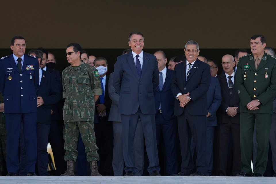 Ο Ζαΐχ Μπολσονάρου παρακολουθεί την παρέλαση στη Μπραζίλια/ Φωτογραφία: AP IMAGES