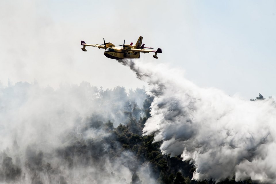 Πυροσβεστικό αεροσκάφος στην προσπάθεια πυρόσβεσης στα Βίλια