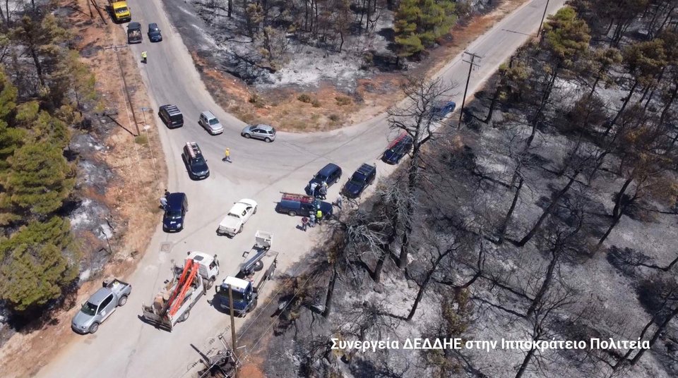 Εικόνες Drone από τις εργασίες αποκατάστασης του δικτύου ηλεκτροδότησης στις πυρόπληκτες περιοχές