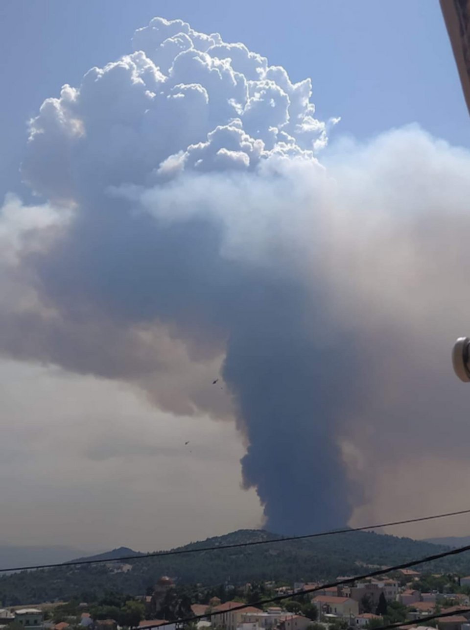 Φωτογραφία πυροσωρείτη (pyroCu) στη δασική πυρκαγιά στα Βίλια, την Τετάρτη 18 Αυγούστου 2021 / Φωτογραφία της Μαρίας Λιόρη στο meteo.gr.