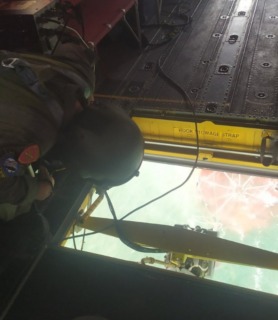 Ελικόπτερο Σινούκ εφοδιάζεται με νερό