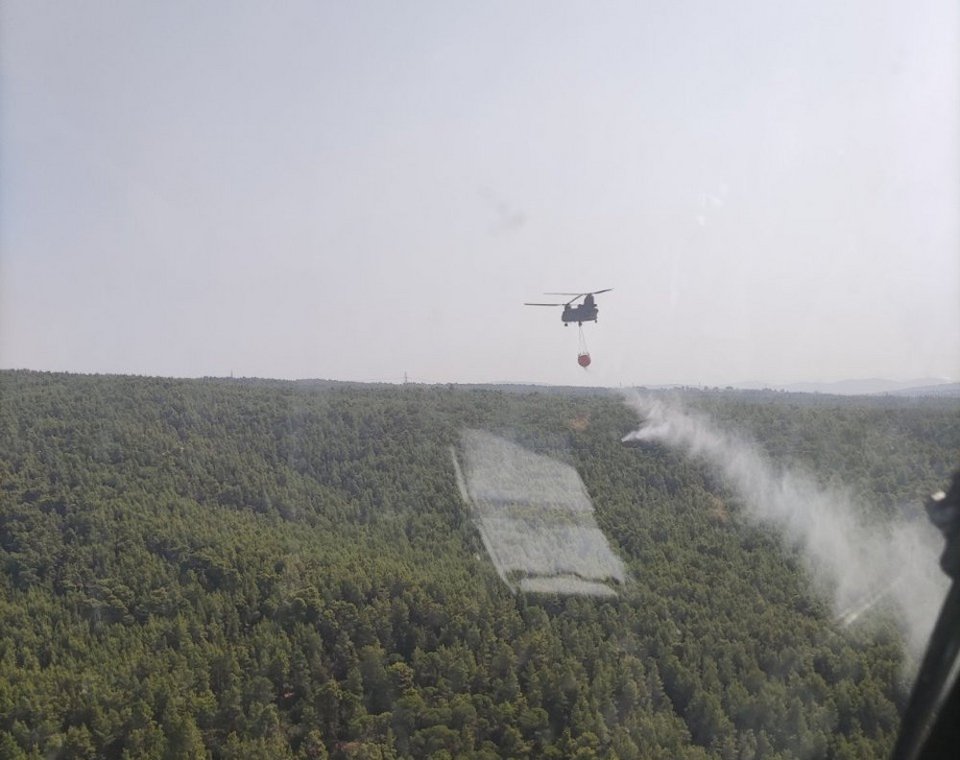 Επιχείρηση πυρόσβεσης με ελικόπτερο Σινούκ