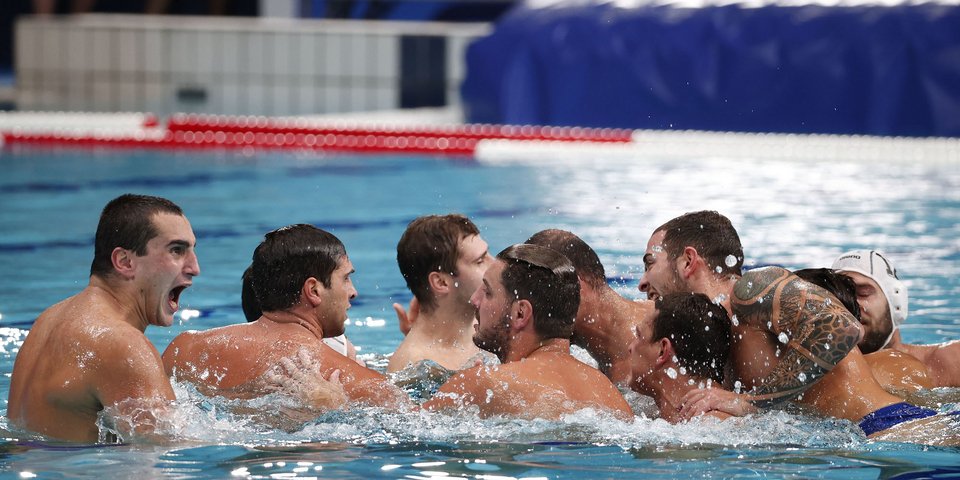 Οι Έλληνες διεθνείς πανηγυρίζουν μετά το τέλος του αγώνα / Φωτογραφία: Intimenews