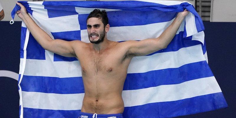 Ο Μάριος Καπότσης πανηγυρίζει με την ελληνική σημαία / Φωτογραφία: ΑΡ