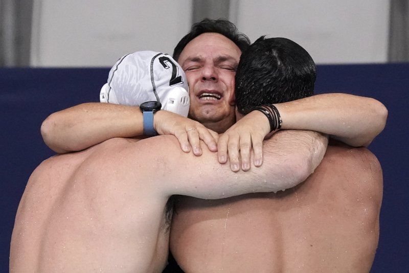 Ο προπονητής Θοδωρής Βλάχος αγκαλιά με Γενηδουνιά και Φουντούλη / Φωτογραφία: ΑΡ