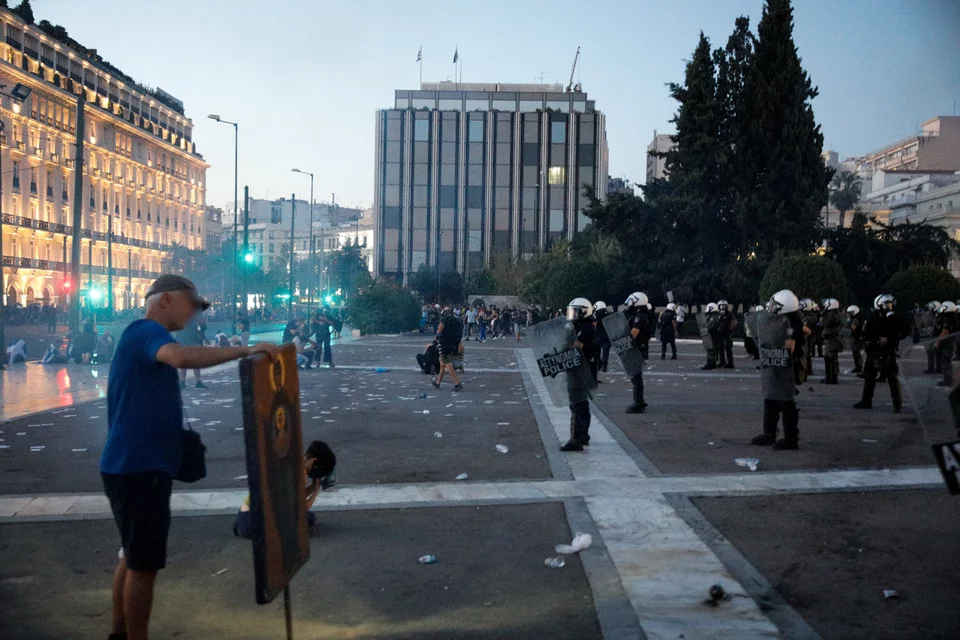 επεισόδια στη συγκέντρωση αντιεμβολιαστών στο Σύνταγμα