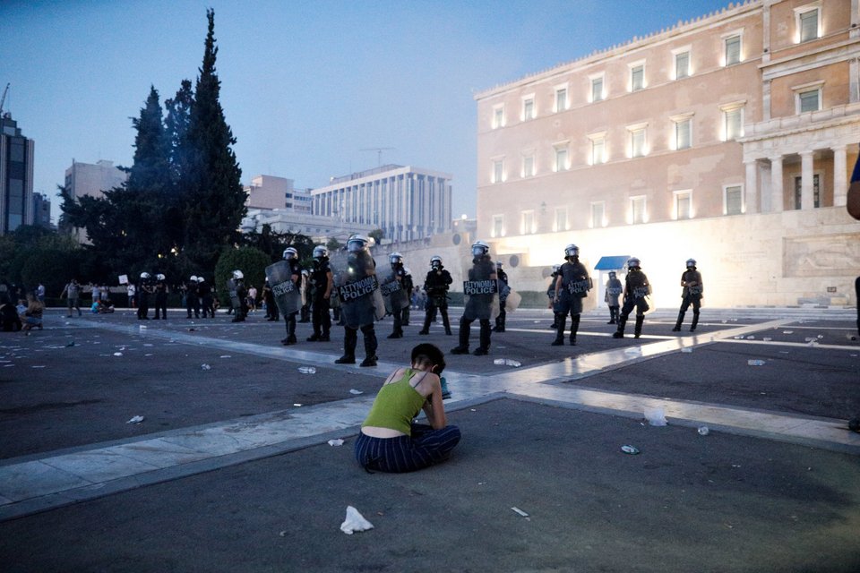 επεισόδια στη συγκέντρωση αντιεμβολιαστών στο Σύνταγμα