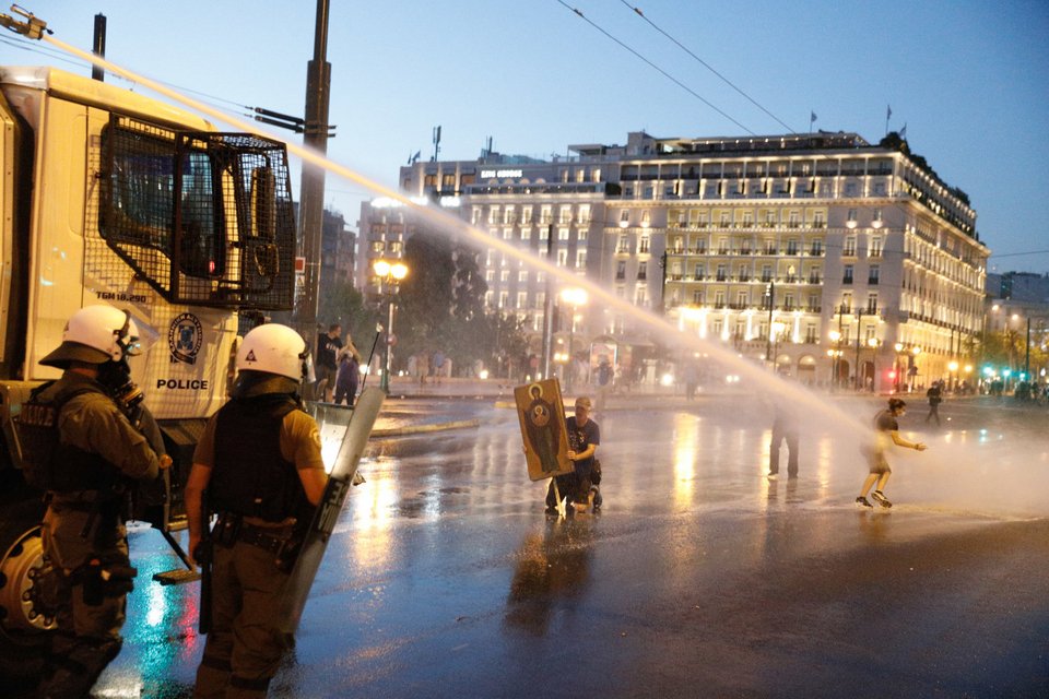 επεισόδια στη συγκέντρωση αντιεμβολιαστών στο Σύνταγμα