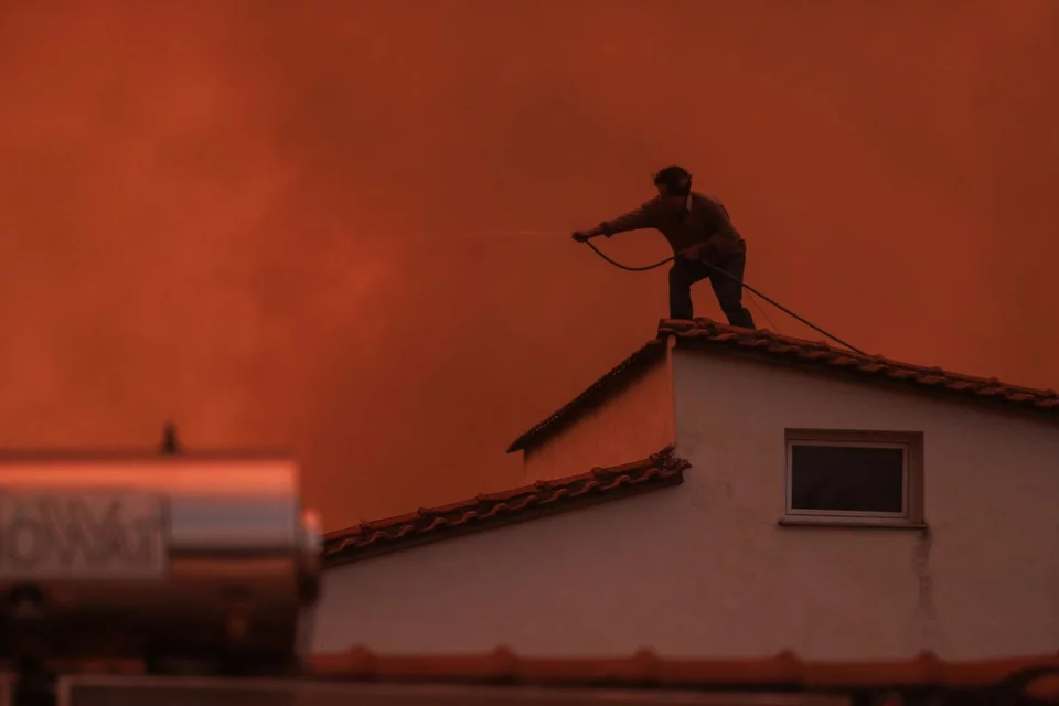 Ανέβηκαν ακόμα και στις στέγες των σπιτιών / Φωτογραφία: EUROKINISSI/ΒΑΣΙΛΗΣ ΡΕΜΠΑΠΗΣ