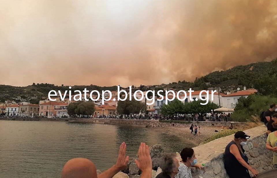 Εικόνα με το χωριό Λίμνη Ευβοίας να πνίγεται στους καπνούς
