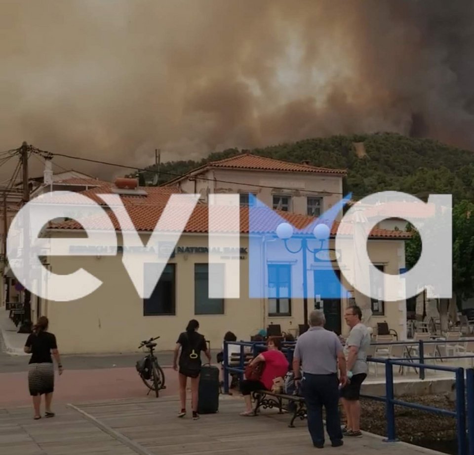 Οι κάτοικοι ετοιμάζονται να εγκατλείψουντ η Λίμνη Ευβοίας από τη θάλασσα