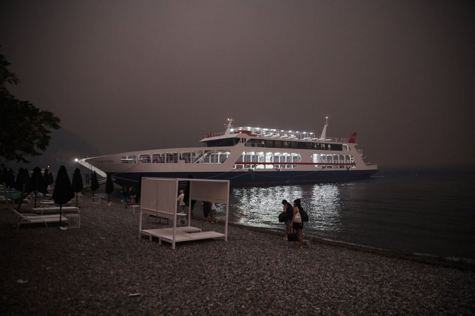 Δραματική εκκένωση της Λίμνης Ευβοίας