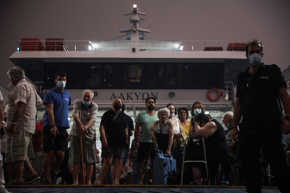 Δραματική εκκένωση της Λίμνης Ευβοίας