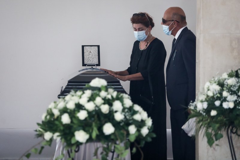 Η Αρετή Τσοχατζοπούλου ακουμπά το φέρετρο του πατέρα της