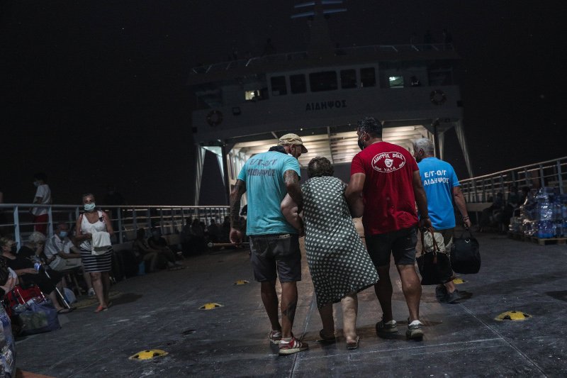 Στο φέρι μποτ «Αιδηψός» κατέφυγαν κάτοικοι στο Πευκί
