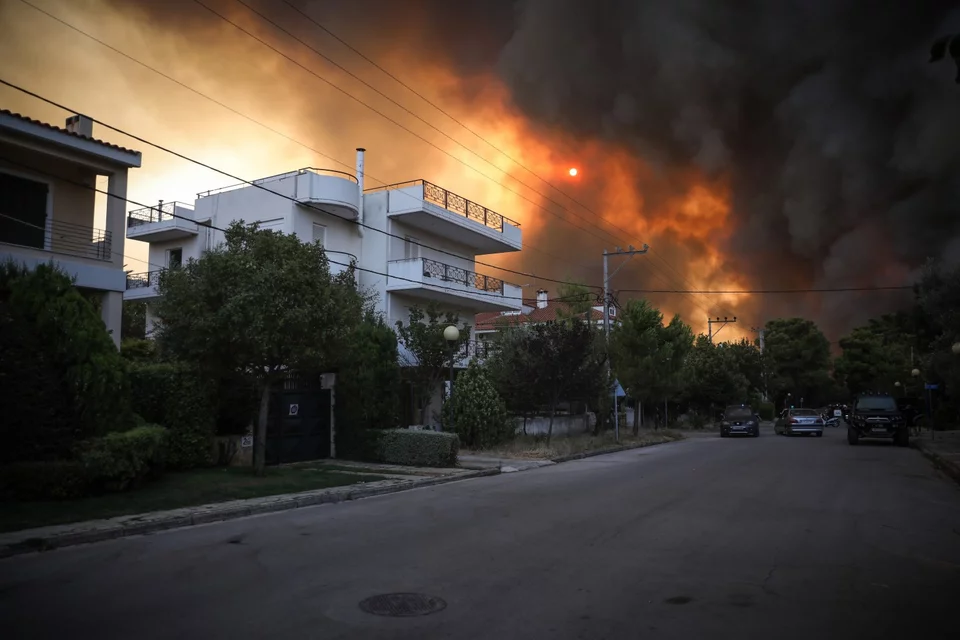 Δίπλα στα σπίτια καίει η φωτιά στις Αδάμες -Φωτογραφία: Eurokinissi