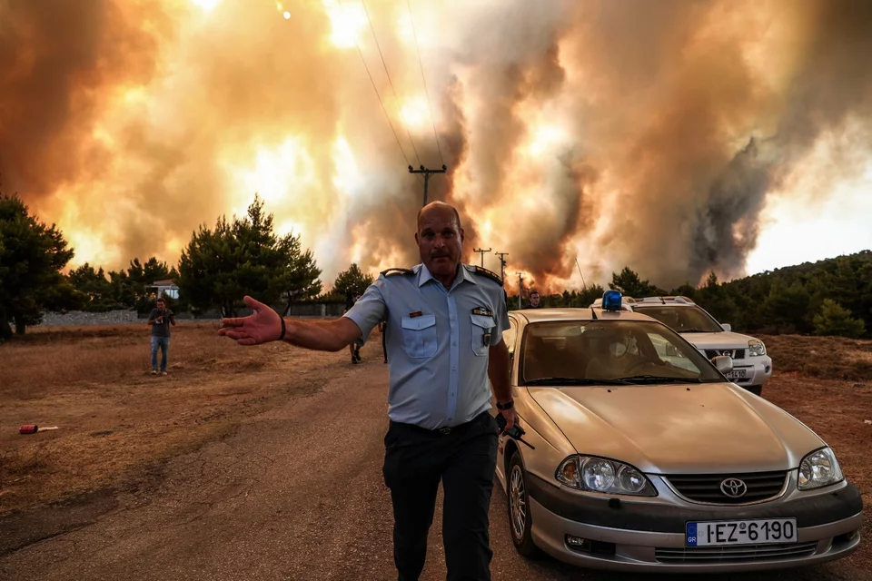 Πύρινα λαίλαπα στους πρόποδες της Πάρνηθας -Φωτογραφία: EUROKINISSI/ΒΑΣΙΛΗΣ ΡΕΜΠΑΠΗΣ