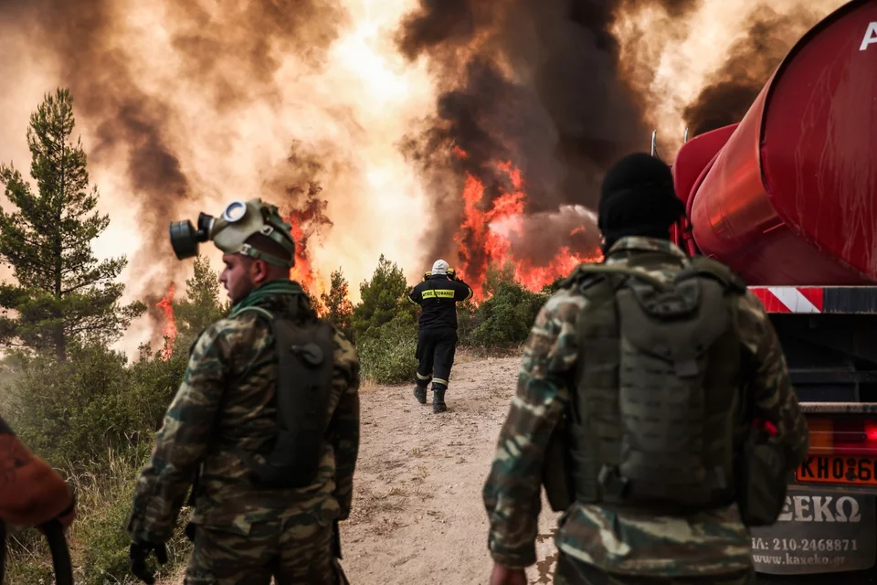 Το πύρινο μέτωπο στους πρόποδες της Πάρνηθας -Φωτογραφία: EUROKINISSI/ΒΑΣΙΛΗΣ ΡΕΜΠΑΠΗΣ