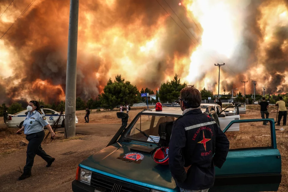 Πύρινα λαίλαπα στους πρόποδες της Πάρνηθας -Φωτογραφία: EUROKINISSI/ΒΑΣΙΛΗΣ ΡΕΜΠΑΠΗΣ