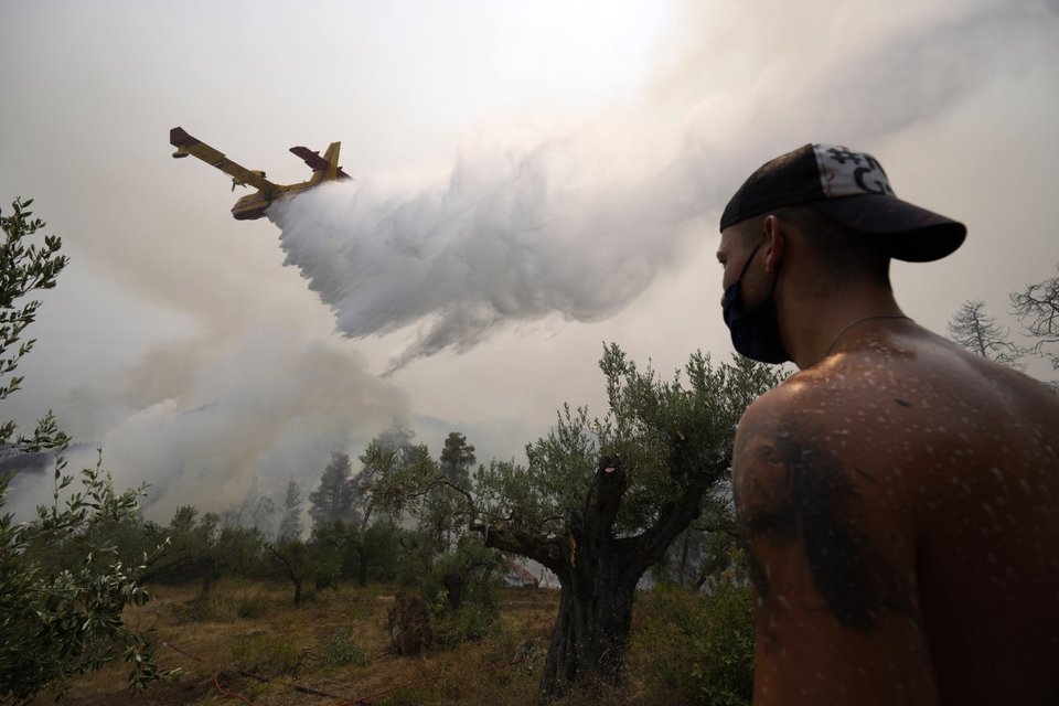 Μάχη με τις φλόγες για μια ακόμη ημέρα στην Εύβοια / Φωτογραφία: AP Photo/Petros Karadjias