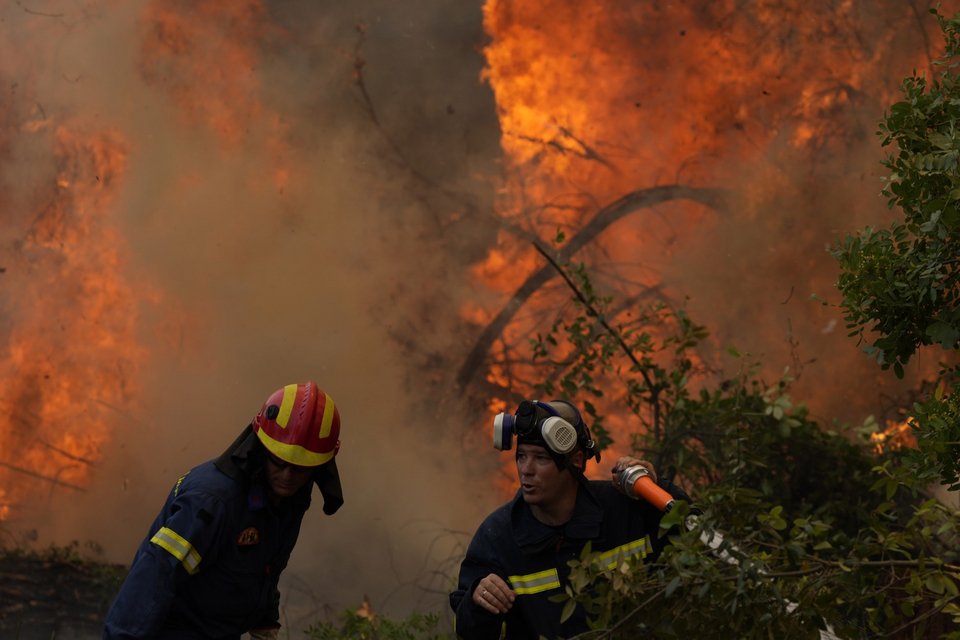 Μάχη με τις φλόγες για μια ακόμη ημέρα στην Εύβοια / Φωτογραφία: AP Photo/Petros Karadjias