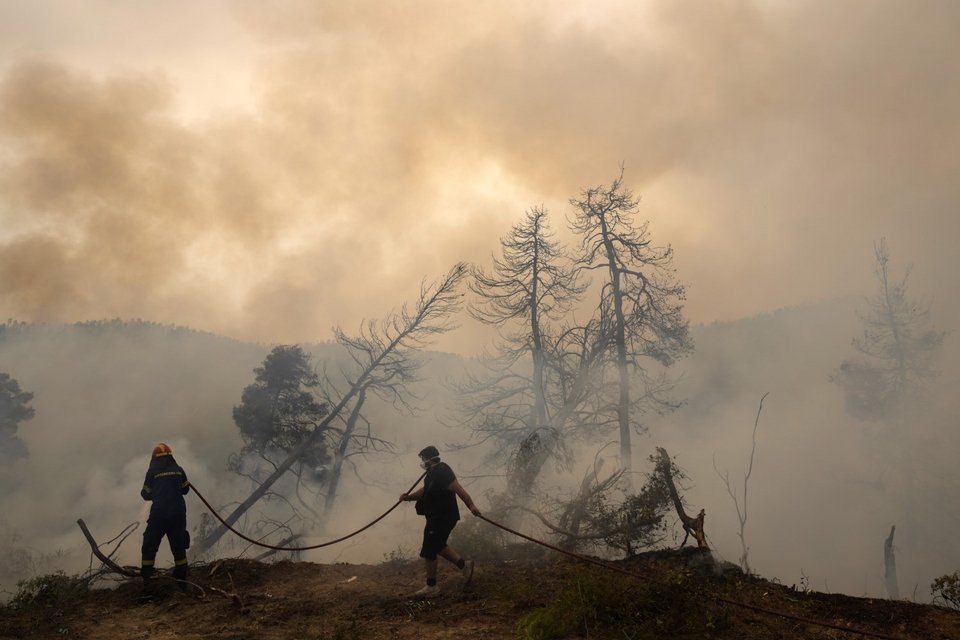 Μάχη με τις φλόγες για μια ακόμη ημέρα στην Εύβοια / Φωτογραφία: AP Photo/Petros Karadjias
