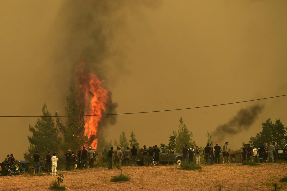 Μάχη με τις φλόγες για μια ακόμη ημέρα στην Εύβοια / Φωτογραφία: AP Photo/Petros Karadjias