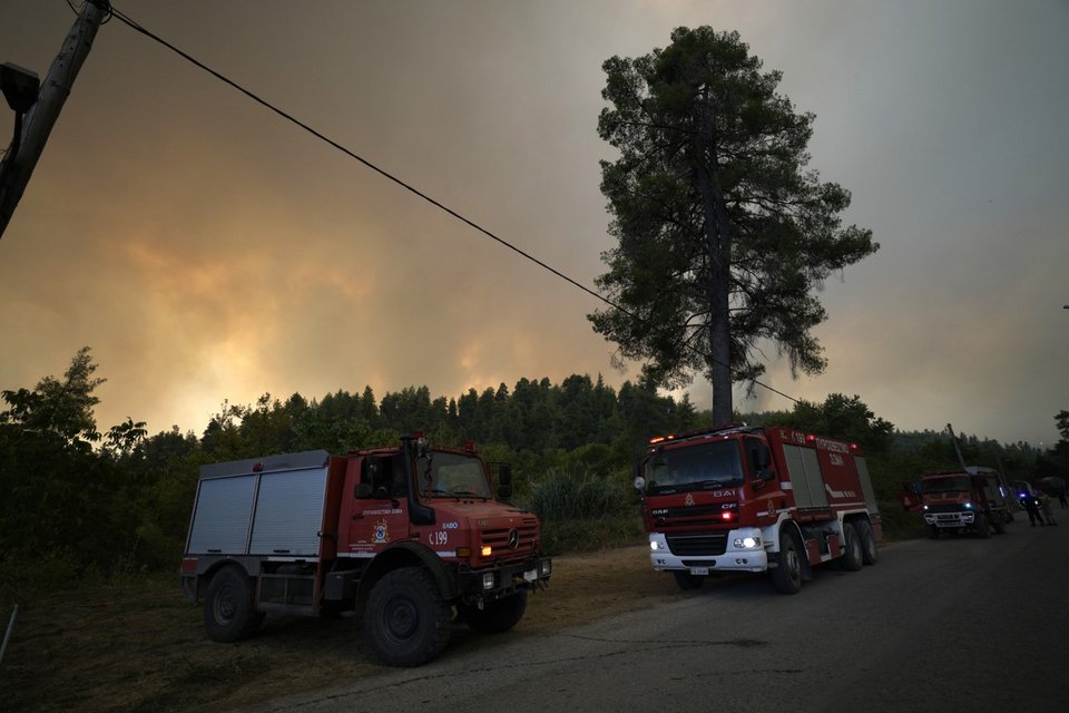 Η πυρκαγιά στις Γούβες Ευβοίας -Φωτογραφία: AP Photo/Petros Karadjias