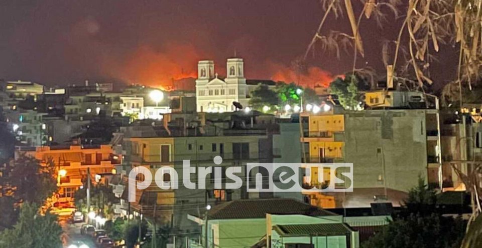 Η εικόνα της φωτιάς στο Κολίρι, όπως φαίνεται από την πόλη του Πύργου / Φωτογραφία: patrisnews.com