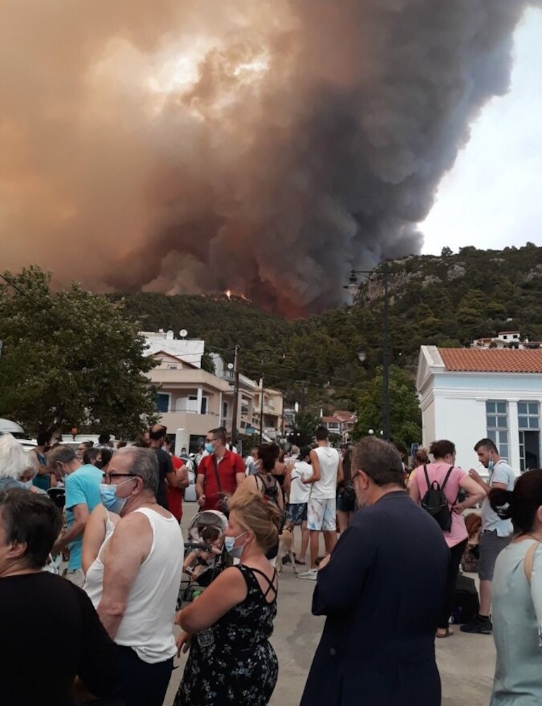 Κόσμος έχει συγκεντρωθεί στη Λίμνη Ευβοίας