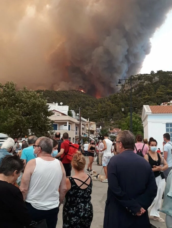 Κόσμος έχει συγκεντρωθεί στη Λίμνη Ευβοίας