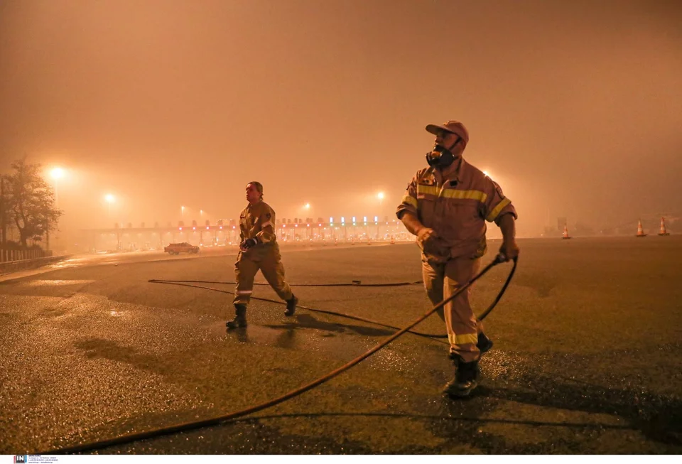 Πυροσβέστες στα διόδια των Αφιδνών
