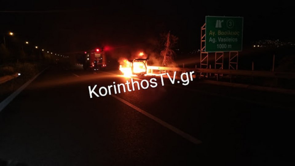Το όχημα κάηκε ολοσχερώς, ενώ ο οδηγός βγήκε γρήγορα από αυτό / Φωτογραφία: korinthostv.gr