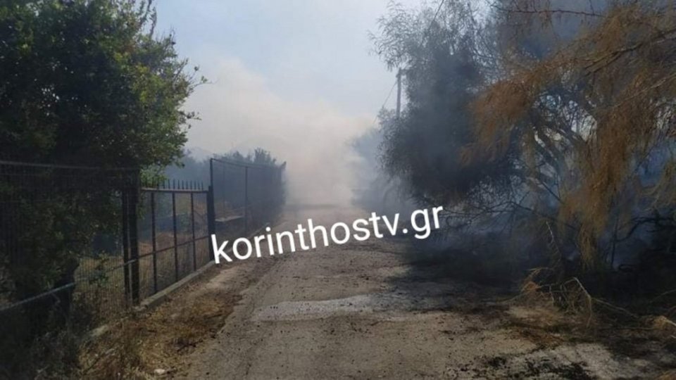 Αρκετός καπνός προέκυψε από τις φλόγες / Φωτογραφία: korinthostv.gr
