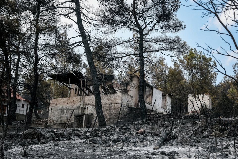 Καμμένα σπίτια στη φωτιά στη δυτική Αττική