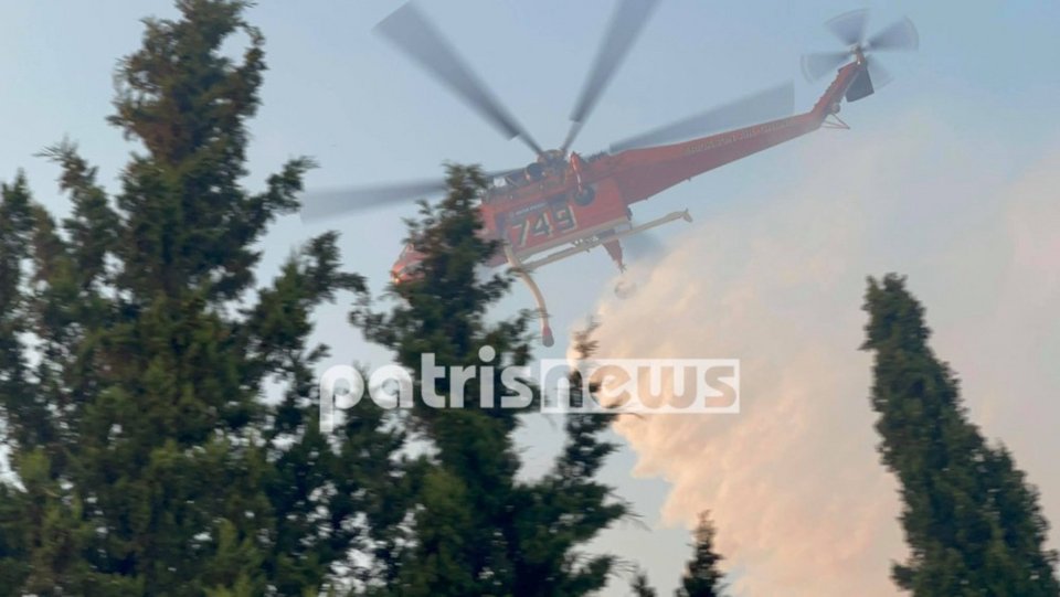 Πυροσβεστικό ελικόπτερο επιχειρεί στη Μουριά / Φωτογραφία: patrisnews.com