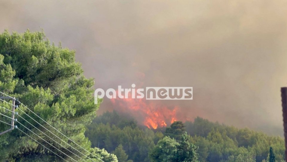 Οι φλόγες δεν σταματούν το καταστροφικό τους έργο / Φωτογραφία: patrisnews.com
