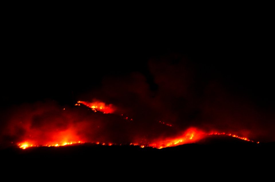 Η εικόνα από τη φωτιά δημιουργεί δέος / Φωτογραφία: Ευρωκίνηση-ΚΑΤΣΙΜΑΚΛΗΣ ΣΩΤΗΡΗΣ