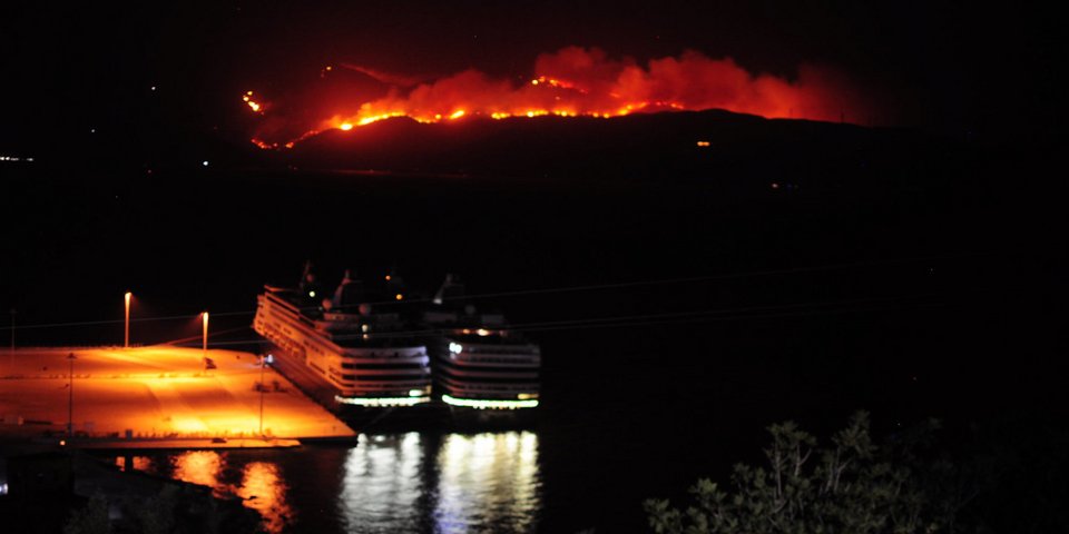 Τα πλοία στο λιμάνι του Αιγίου και από πίσω τεράστια πυρκαγιά / Φωτογραφία: Ευρωκίνηση-ΚΑΤΣΙΜΑΚΛΗΣ ΣΩΤΗΡΗΣ