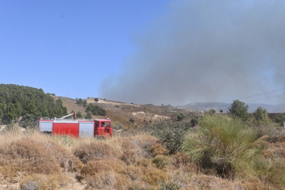 Η Πυροσβεστική επιχειρεί να θέσει υπό έλεγχο το πύρινο μέτωπο / Φωτογραφία: kosnews24.gr